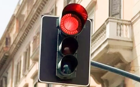 《红绿灯，眨眼睛》小班上学期健康教案