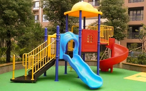 小班教案《安安全全玩滑滑梯》